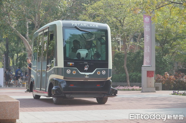 No one at the wheel - Taiwan tests driverless electric bus